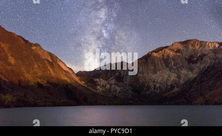 Voie lactée à Convict Lake, California, USA Banque D'Images