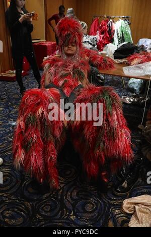 Elle Guang Hu Couture backstage Banque D'Images