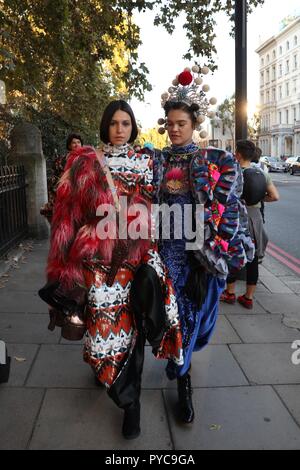 Elle Guang Hu Couture backstage Banque D'Images