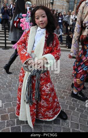 Elle Guang Hu Couture backstage Banque D'Images