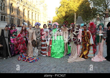 Elle Guang Hu Couture backstage Banque D'Images