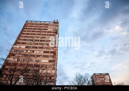 Communiste traditionnel logement dans la banlieue de Belgrade, à New Belgrade. Ces Genre de grands immeubles sont des symboles de l'architecture brutaliste Photo Banque D'Images