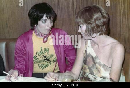 Liza Minnelli Shirley MacLaine sans date Photo de John Barrett/PHOTOlink Banque D'Images