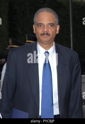 Washington DC. 5-13-2010 United States procureur général Eric Holder arrive à la Semaine nationale de la police candlelight memorial. Credit : Mark Reinstein /MediaPunch Banque D'Images