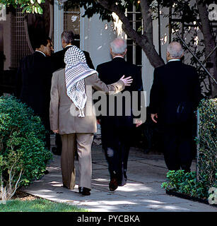 Washington, DC. 9-27-1995 Yassar Arafat met son bras autour d'Yitzhak Rabin comme ils marchent de nouveau dans la Maison Blanche de la Roseraie après la signature d'accords de paix au Moyen-Orient. En face d'eux sont Hosni Moubarak et le Président William Clinton, et à leur droite est le Roi Hussein de Jordanie. Credit : Mark Reinstein /MediaPunch Banque D'Images