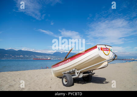 Un sauveteur chaloupe sur Locarno Beach, Vancouver Banque D'Images