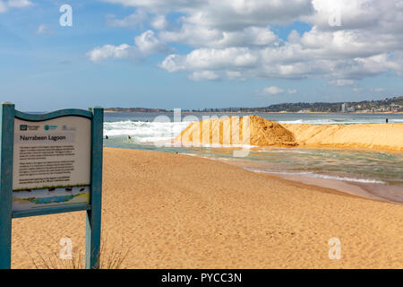 Les gens sur la plage de Narrabeen narrabeen nord à côté lagon, Sydney, New South Wales, Australie Banque D'Images