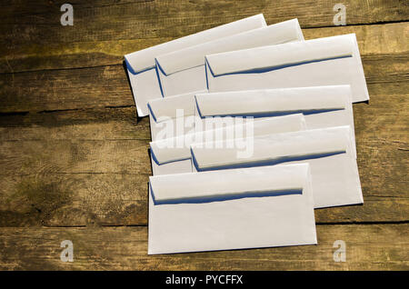 Enveloppe postale blanc pour la rédaction de correspondance lettres d'arrière-plan en bois Banque D'Images