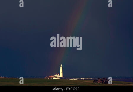 Un arc-en-ciel sur St Mary's Lighthouse en Whitley Bay. Banque D'Images