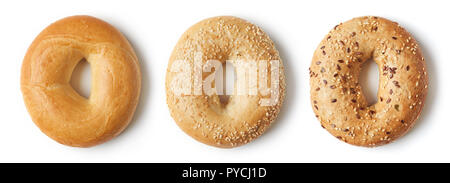 Des bagels frais isolé sur fond blanc, vue du dessus Banque D'Images