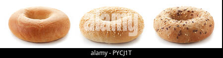 Des bagels frais isolé sur fond blanc Banque D'Images
