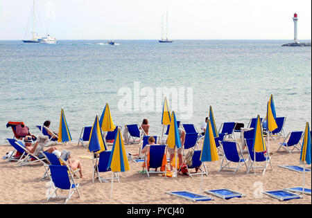 Les touristes profitant de la plage et mer au célèbre Cannes, France. Veuillez noter, les gens et les bateaux ne sont pas reconnaissables. Banque D'Images