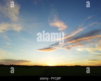 Le ciel le matin quand le soleil est sur le point de se lever crée de belles couleurs qui nous étonnent toujours. Banque D'Images