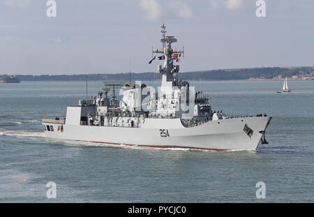 Le Pakistan Naval Ship Aslat arrivant à Portsmouth, Royaume-Uni, le 18 juillet 2018 pour une visite de courtoisie. Banque D'Images