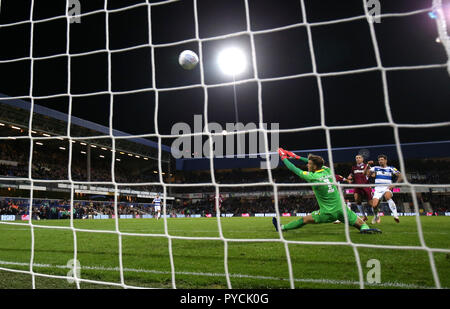 Queens Park Rangers' Pawel Wszojek (à droite) marque son premier but de côtés du jeu pendant le match de championnat Sky Bet à Loftus Road, London. Banque D'Images