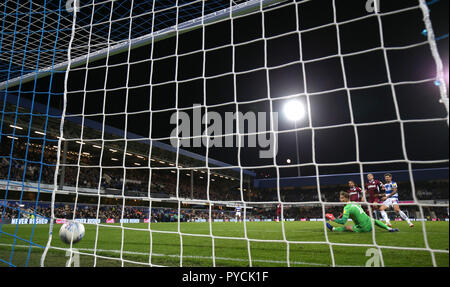 Queens Park Rangers' Pawel Wszojek (à droite) marque son premier but de côtés du jeu pendant le match de championnat Sky Bet à Loftus Road, London. Banque D'Images