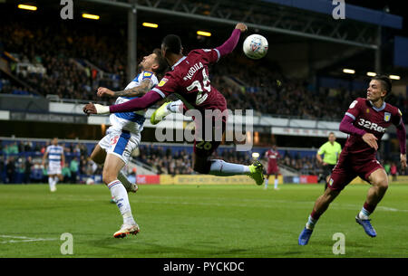 Queens Park Rangers' Pawel Wszojek (à gauche) et Aston Villa's Jonathan Kodjia bataille pour le ballon pendant le match de championnat Sky Bet à Loftus Road, London. Banque D'Images