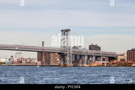 Une vue sur le pont de Williamsburg, à New York. Le pont enjambe l'East River reliant les quartiers de Manhattan et de Brooklyn. Banque D'Images