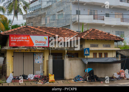 Veligamma, Sri Lanka, 11 mars 2018. Vente de chaussures dans la rue. Banque D'Images