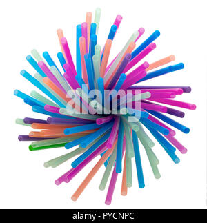 Torsion de pailles bendy colorés sur fond blanc de l'UE comme le Parlement s'oppose au plastique à usage unique, y compris des pailles en plastique Banque D'Images
