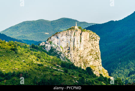 Vue sur le rocher avec la chapelle de Notre Dame sur le dessus. Castellane - Alpes de Haute Provence, France Banque D'Images