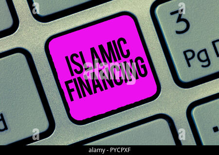 Main conceptuel écrit, indiquant le financement islamique. Photo d'affaires mettant en valeur l'activité bancaire et de l'investissement qui est conforme à la charia. Banque D'Images