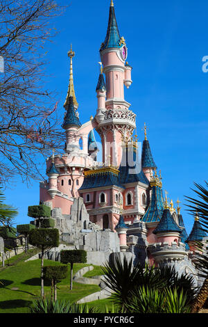 Marne-la-Vallée, France - 13 octobre 2018 : Le Château de La Belle au bois dormant à Disneyland Paris (Euro Disney), Marne-la-Vallée, Île-de-France, Banque D'Images