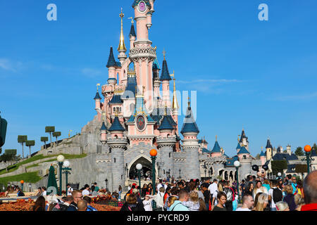 Marne-la-Vallée, France - 13 octobre 2018 : Château de La Belle au bois dormant à Disneyland Paris (Euro Disney), foule, Marne-la-Vallée, Île-de-France, Banque D'Images