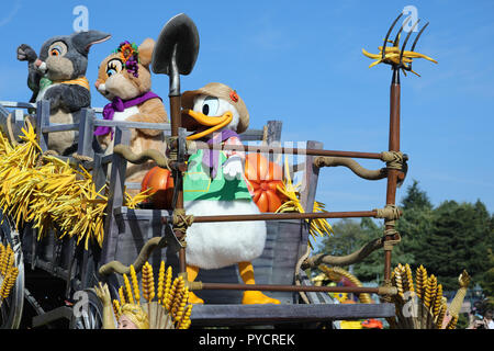 Marne-la-Vallée, France - 14 octobre 2018 : Défilé Halloween Disneyland avec Donald Duck et le lapin Mignon Couple de caractères sur un flotteur, Disneyland par Banque D'Images