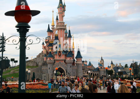 Marne-la-VallÃ©e, France - 14 octobre 2018 : Coucher de soleil au Château de La Belle au bois dormant à Disneyland Paris (Euro Disney), foule, Marne-la-VallÃ©e, Ã Banque D'Images