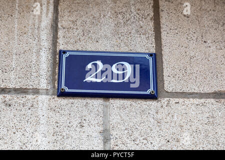 Numéro de maison vingt-neuf 29 sur plaque émaillée en bleu et blanc de Suède ou Paris, France Banque D'Images