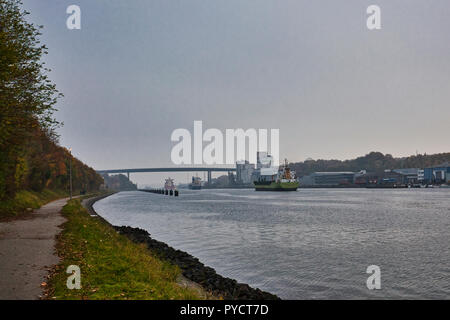 Nord-Ostsee-Kanal, Kiel. Deutschland Allemagne. Plusieurs navires sur le canal en direction de la vannes juste après le pont d'Olympia Kiel-Holtenau. Banque D'Images