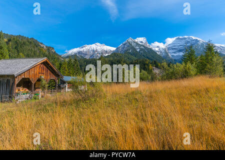 Alpine ferme dans la vallée du Rissbach, montagnes couvertes de neige en automne, le PMVD, Tyrol, Autriche Banque D'Images