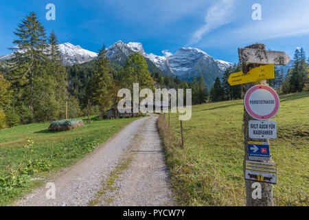 Alpine ferme dans la vallée du Rissbach, montagnes couvertes de neige en automne, le PMVD, Tyrol, Autriche Banque D'Images