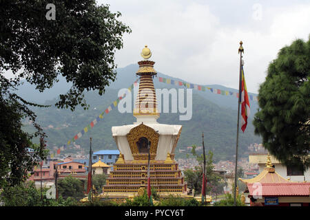 Les statues de Bouddha en or et au stupa Amideva Park sur les contreforts de Swayambhunath. Prises à Katmandou, août 2018. Banque D'Images