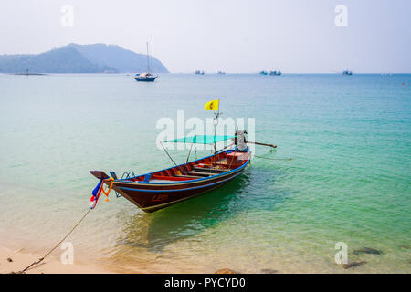 Bateau thaï typique à la plage de sable, Koh Pha Ngan, Thailand Banque D'Images