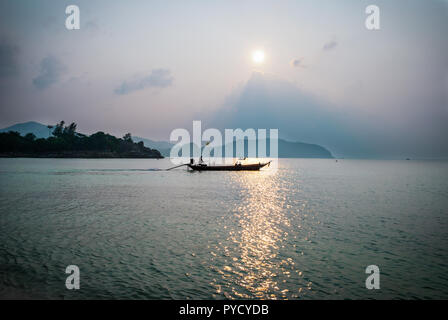 Bateau thaï typique à la plage de sable, Koh Pha Ngan, Thailand Banque D'Images