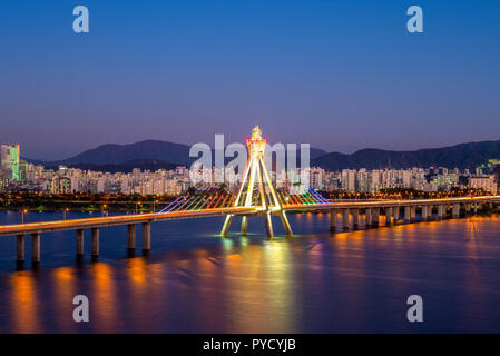 Vue de nuit sur le pont de la rivière olympique à Séoul, Corée Banque D'Images