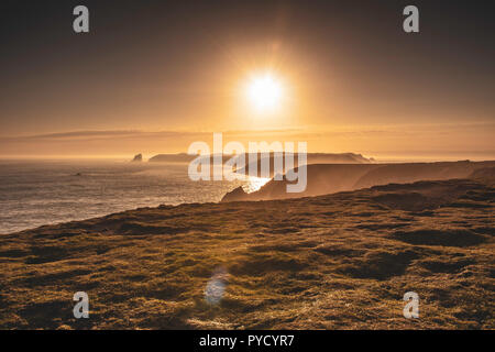 Photographie de paysage.magnifique coucher de soleil sur l'île de Skomer et la mer de brouillard.heure magique sur la côte de Pembrokeshire, Pays de Galles du Sud,uk.vue panoramique sur la mer.La beauté de la Nature. Banque D'Images