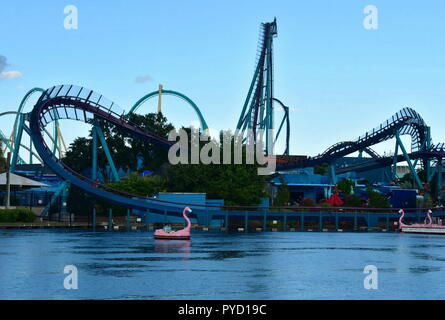 Orlando, Floride. 05 octobre , 2018. Vue panoramique des montagnes russes colorés et Flamingo Bateau au parc à thème Seaworld dans International Drive Area. Banque D'Images