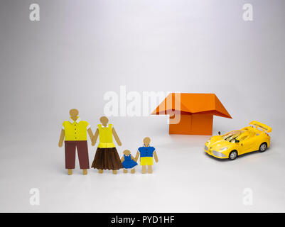 Famille de quatre EN FACE DE LEUR MAISON/MAISON ET VOITURE EN UTILISANT L'ART DE L'origami Banque D'Images