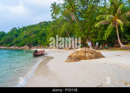 Bateau thaï typique à la plage de sable, Koh Pha Ngan, Thailand Banque D'Images