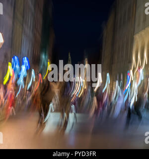 Les couleurs de la nuit dans la rue canyon Banque D'Images