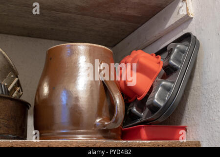 Vieux moules de cuisson sur une vieille table de cuisine. Accessoires de cuisson dans la cuisine. table en bois. Banque D'Images