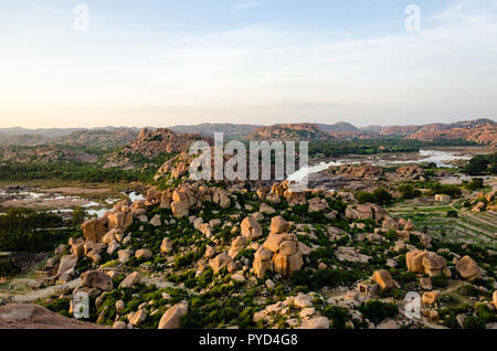 Des tas de rochers géants précairement perché sur un terrain vallonné à côté de la rivière Tungabhadra vus de Matanga Hill, Hampi, Karnataka, Inde Banque D'Images