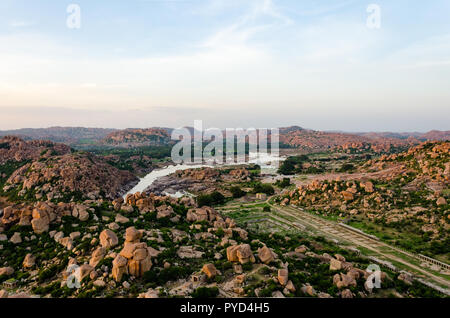 Des tas de rochers géants précairement perché sur un terrain vallonné à côté de la rivière Tungabhadra vus de Matanga Hill, Hampi, Karnataka, Inde Banque D'Images