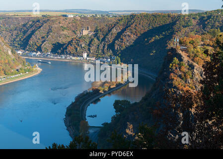 Rocher de la Loreley, Katz château, vallée du Rhin à l'automne Banque D'Images