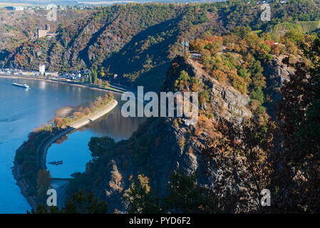 Rocher de la Loreley, Katz château, vallée du Rhin à l'automne Banque D'Images