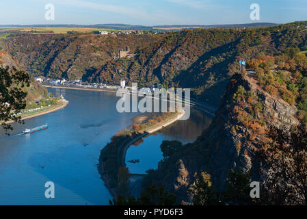 Rocher de la Loreley, Katz château, vallée du Rhin à l'automne Banque D'Images