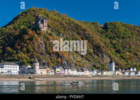 Katz château avec vue sur Rhin ville de St Goarshausen en automne, Allemagne Banque D'Images